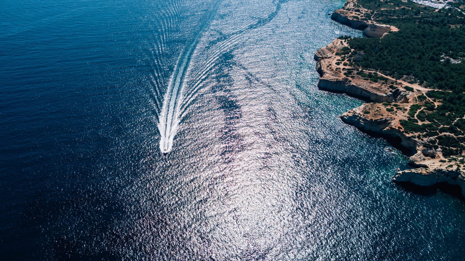 Barca a vela nell'Oceano Atlantico vista dalla costa
