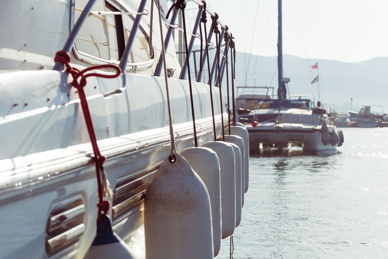 Profilo laterale di uno yacht ormeggiato
